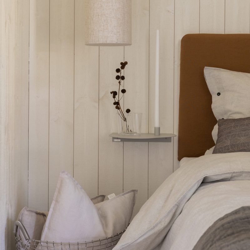 Sänghylla med ljushållare sandgrå stål