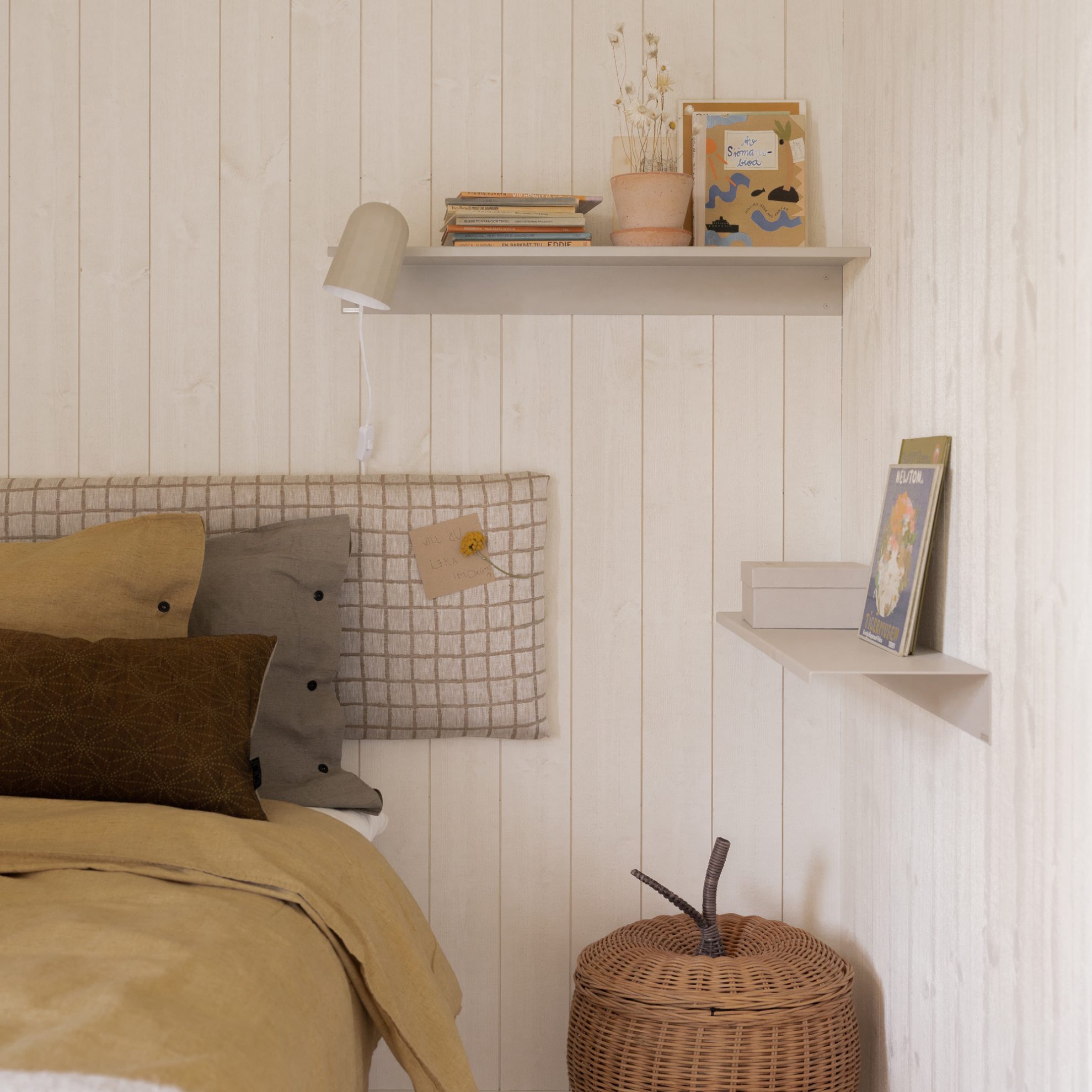 Vägghylla djup sandgrå stål