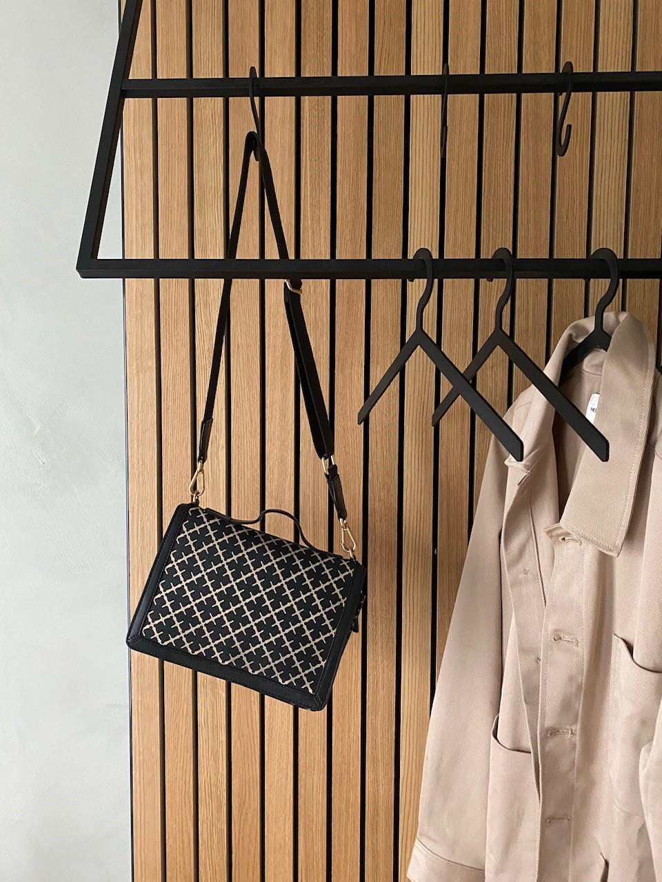 Klädhängare för vägg i svart stål