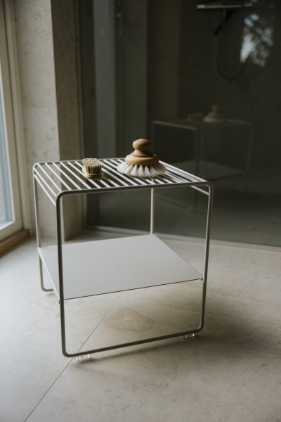 Sidobord i badrum greige