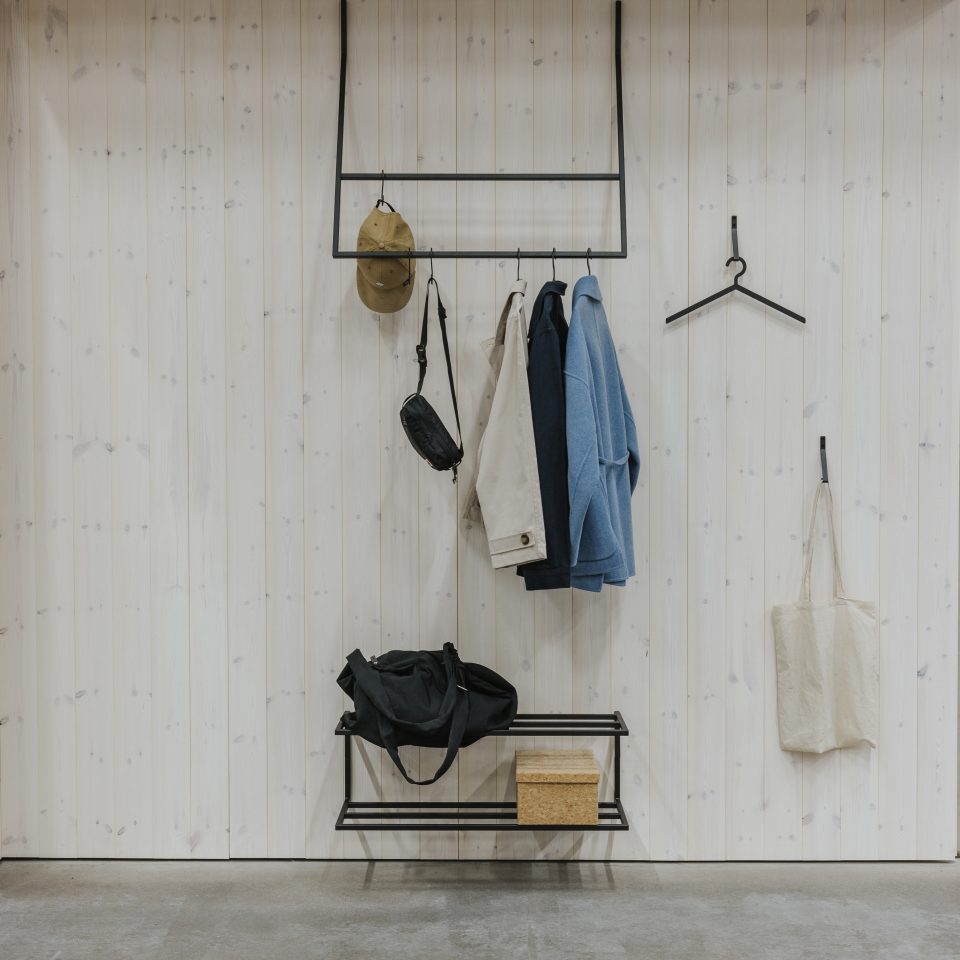 Vägginredning för hallen svart stål