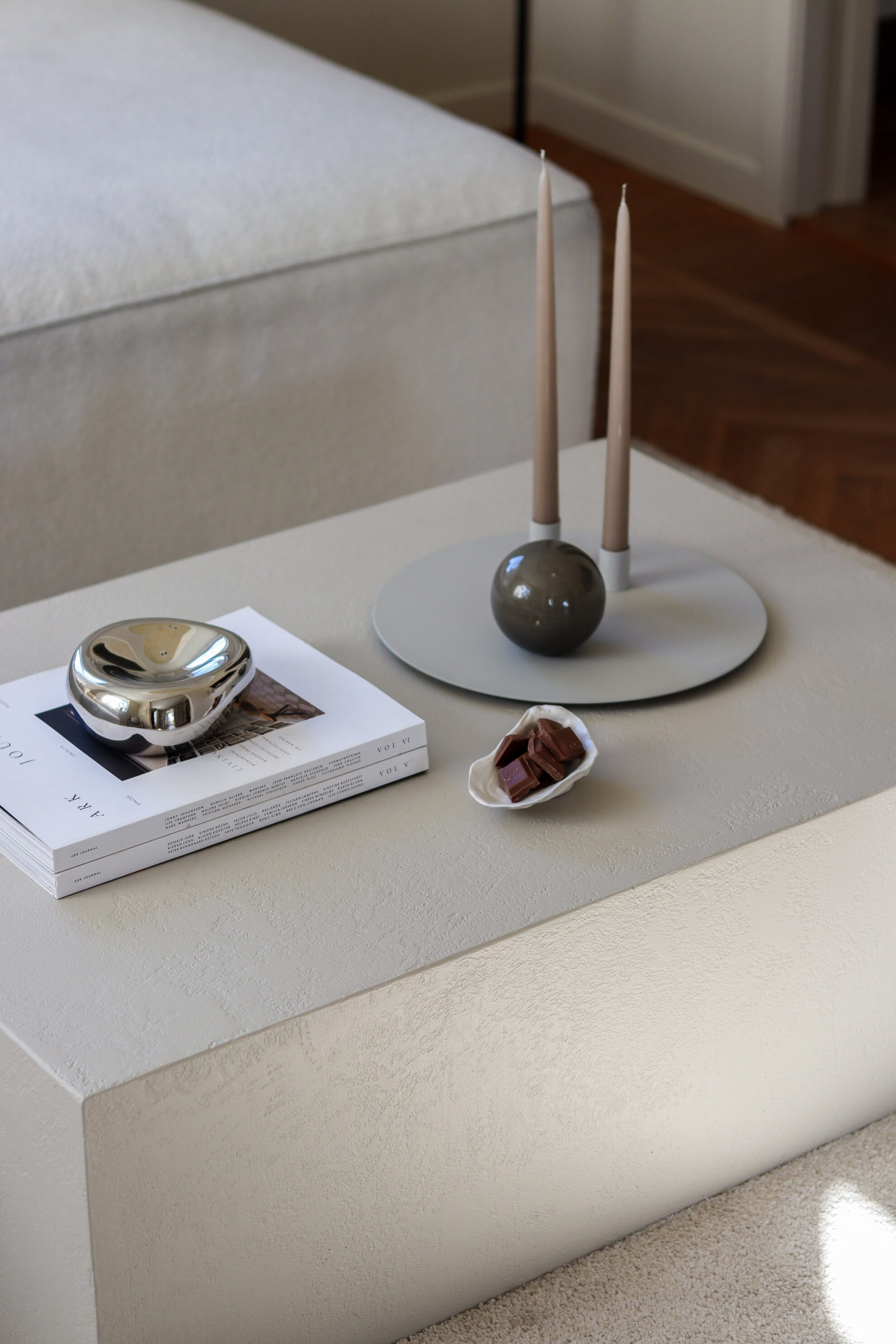 Rund bricka i sandgrått stål